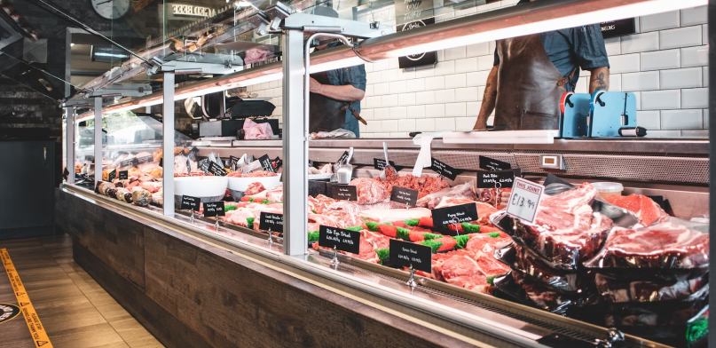 Carne no balcão de exposição em açougue